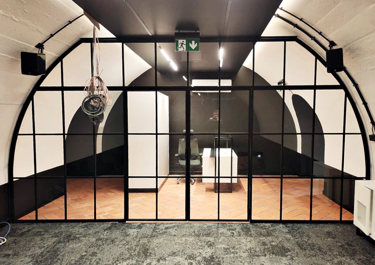 Drzwi loftowe konstrukcja z łukami GDEL